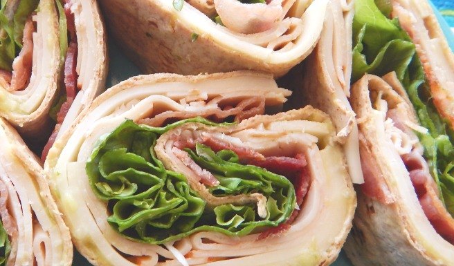 Master lunchtime with these delicious Chipotle Chicken Guacamole Pinwheels!