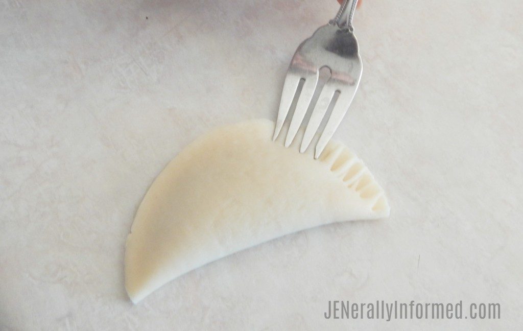 With a few shortcuts learn how to make these deliciously easy pumpkin empanadas!