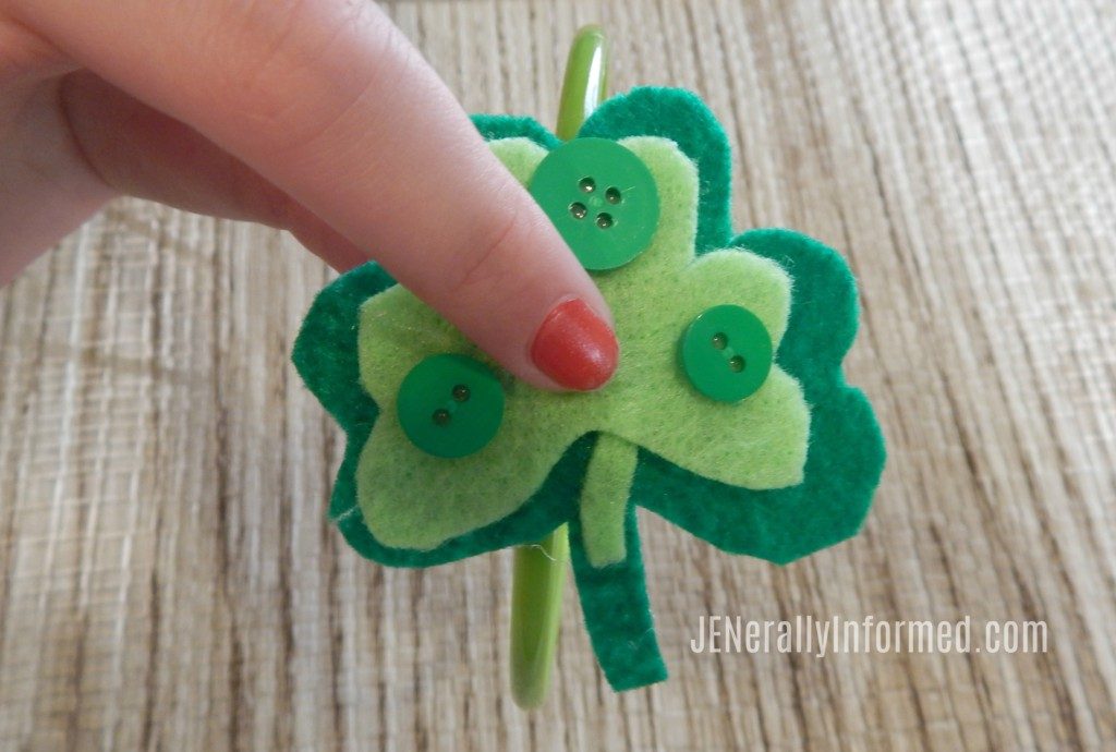 DIY Lucky #Shamrock Pins & Headbands! #stpatricksday