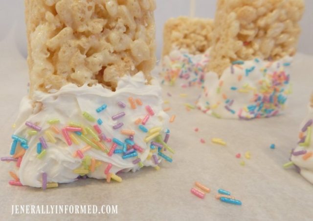 Learn to make #Unicorn Rice Krispie Treat Pops! #baking #food #easyrecipes #dessert