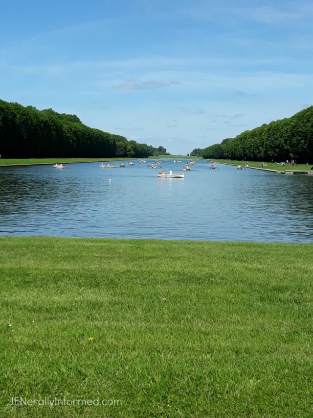 Millions of people visit Versailles every year, so here's how to Plan the Perfect Paris to Versailles Day Trip for yourself. #travel #Paris #Versailles