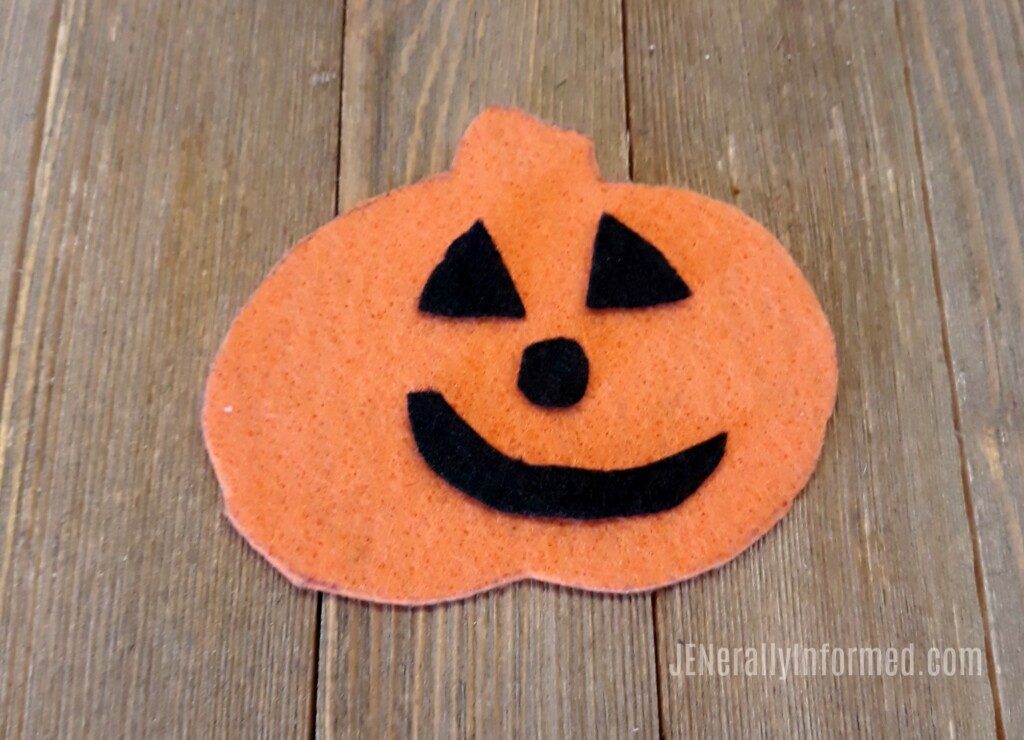 Make your own Jack-O-Lantern felt set for creative play! #kids #learning #halloweencrafts