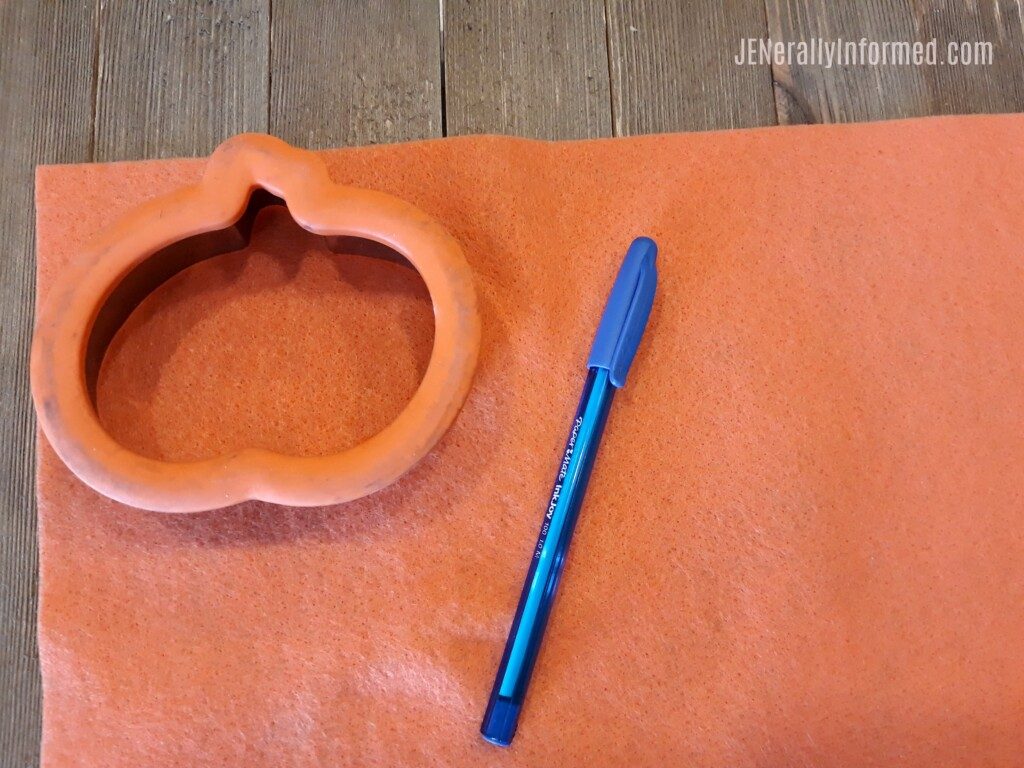 Make your own Jack-O-Lantern felt set for creative play! #kids #learning #halloweencrafts