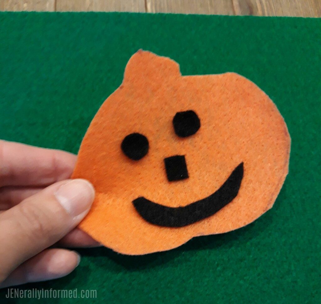 Make your own Jack-O-Lantern felt set for creative play! #kids #learning #halloweencrafts