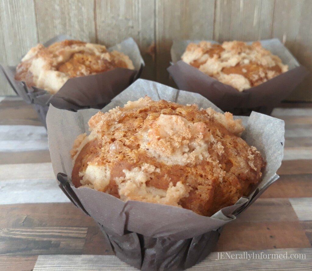 Get ready for a delicious pumpkin crumb cake muffin recipe perfect for Fall! #cooking #pumpkinrecipes