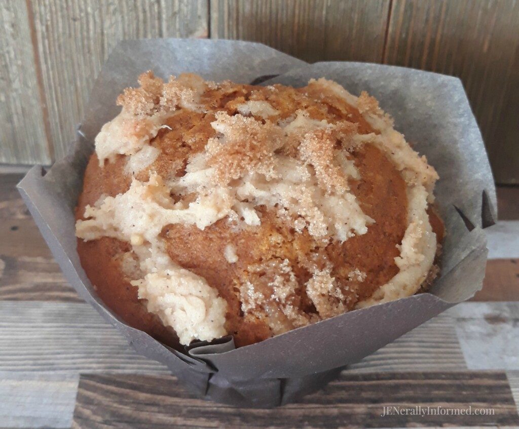 Get ready for a delicious pumpkin crumb cake muffin recipe perfect for Fall! #cooking #pumpkinrecipes