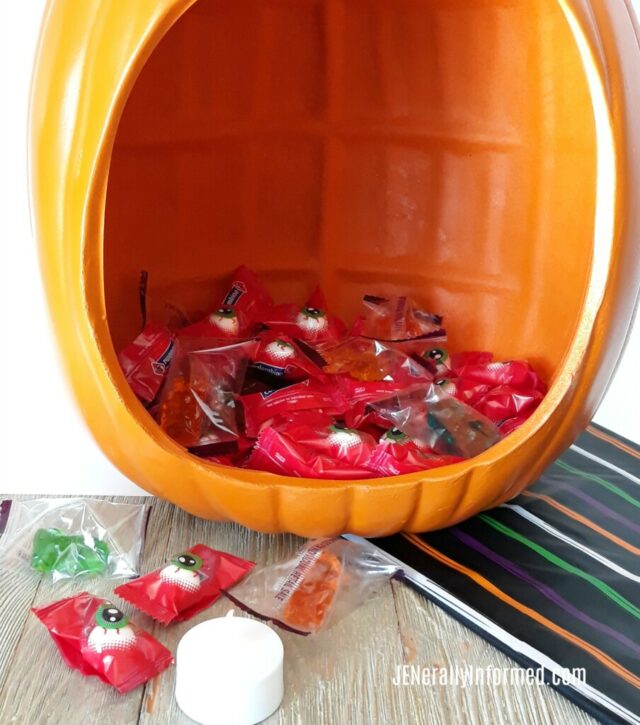 Make this adorable DIY Pumpkin candy holder full of treats for all your #Halloween ghosts and ghouls!