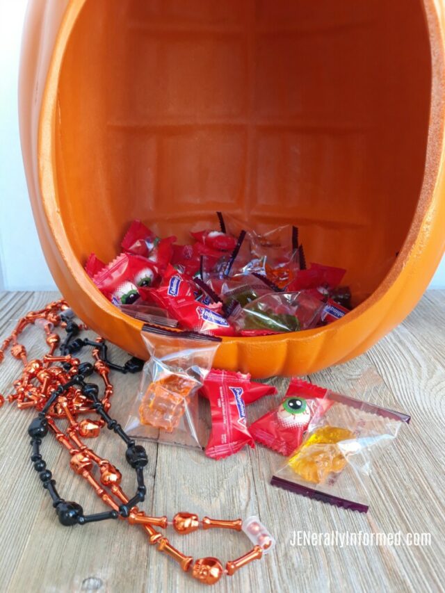 Make this adorable DIY Pumpkin candy holder full of treats for all your #Halloween ghosts and ghouls!