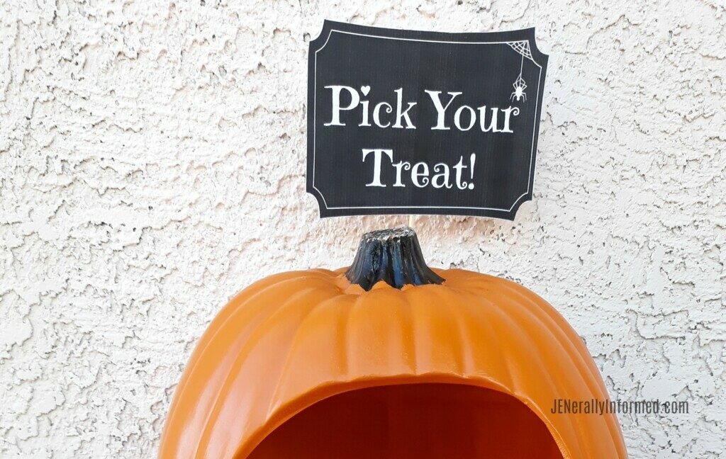 Make this adorable DIY Pumpkin candy holder full of treats for all your #Halloween ghosts and ghouls!