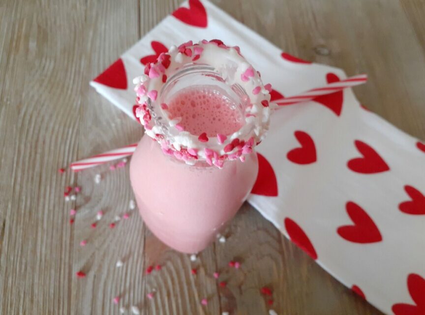 Enjoy an easy to make red velvet quick shake with only 3 simple ingredients! #cooking #drinks #ValentinesDay