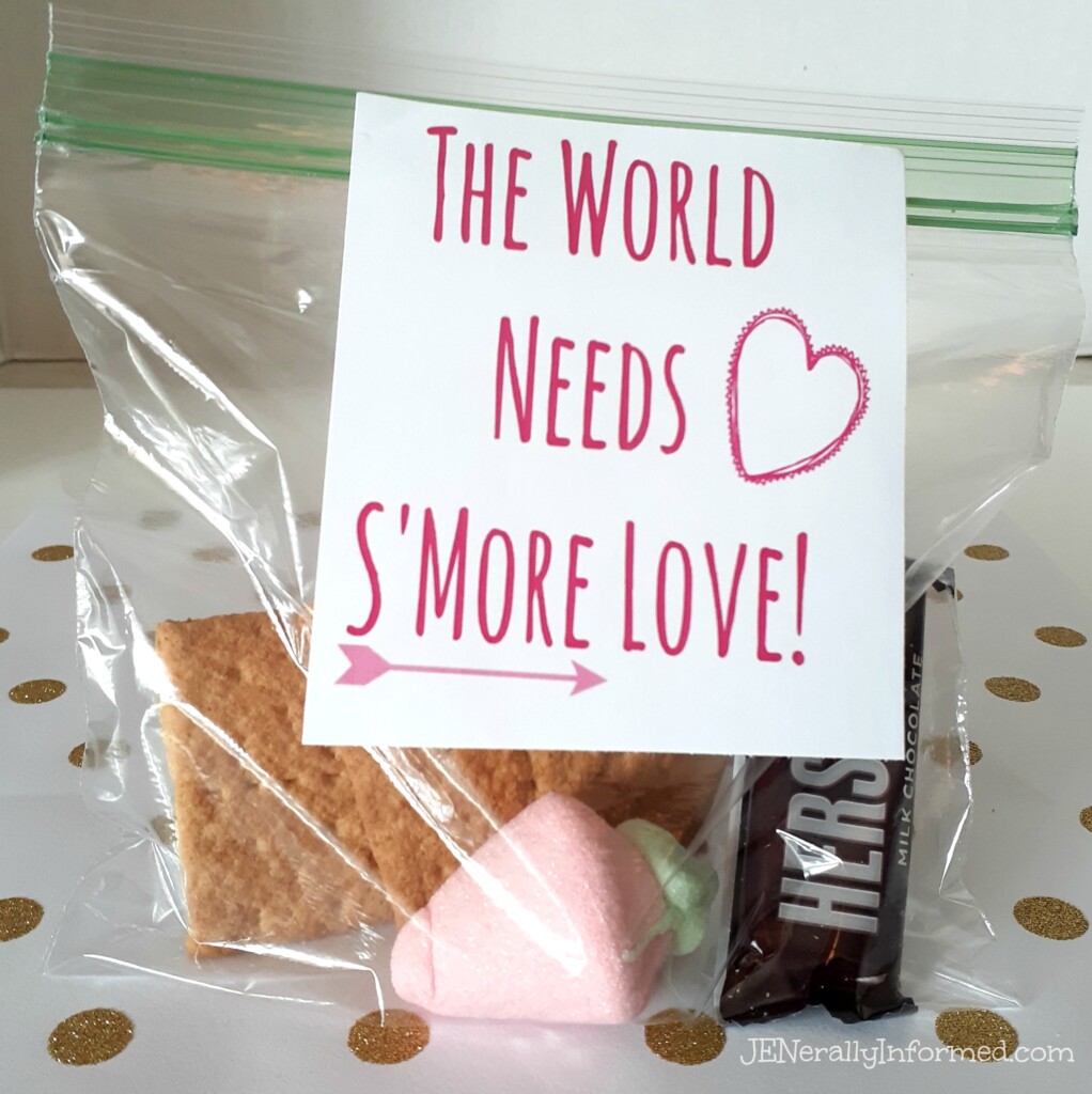 Share a little love this #ValentinesDay with this easy to make S'Mores goody bag! Plus a free printable!