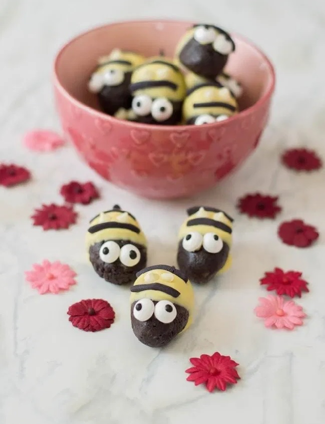 Bumblebee Oreo Truffles from This Mom’s Confessions.