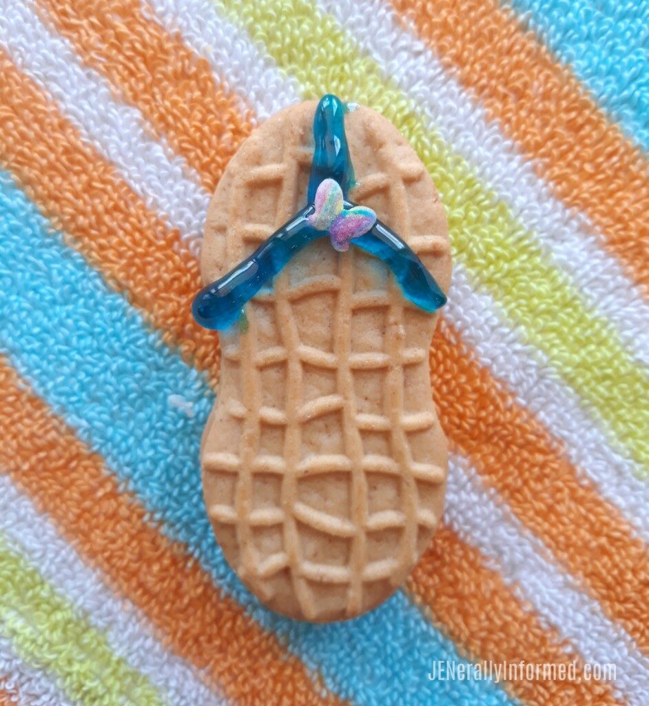 Here's how to make the easiest Nutter Butter Flip Flop Cookies ever! #desserts #summer
