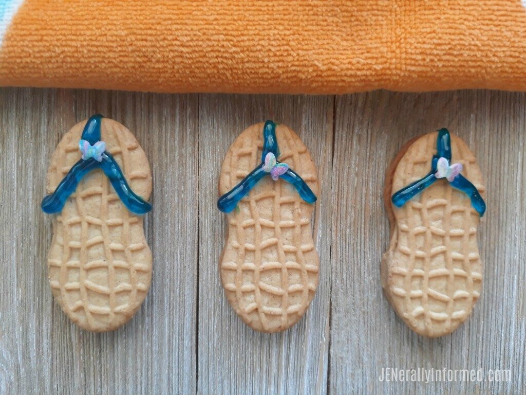 Here's how to make the easiest Nutter Butter Flip Flop Cookies ever! #desserts #summer