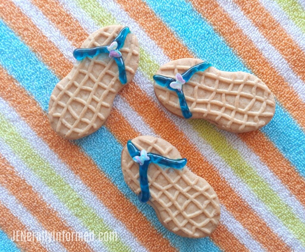 Here's how to make the easiest Nutter Butter Flip Flop Cookies ever! #desserts #summer