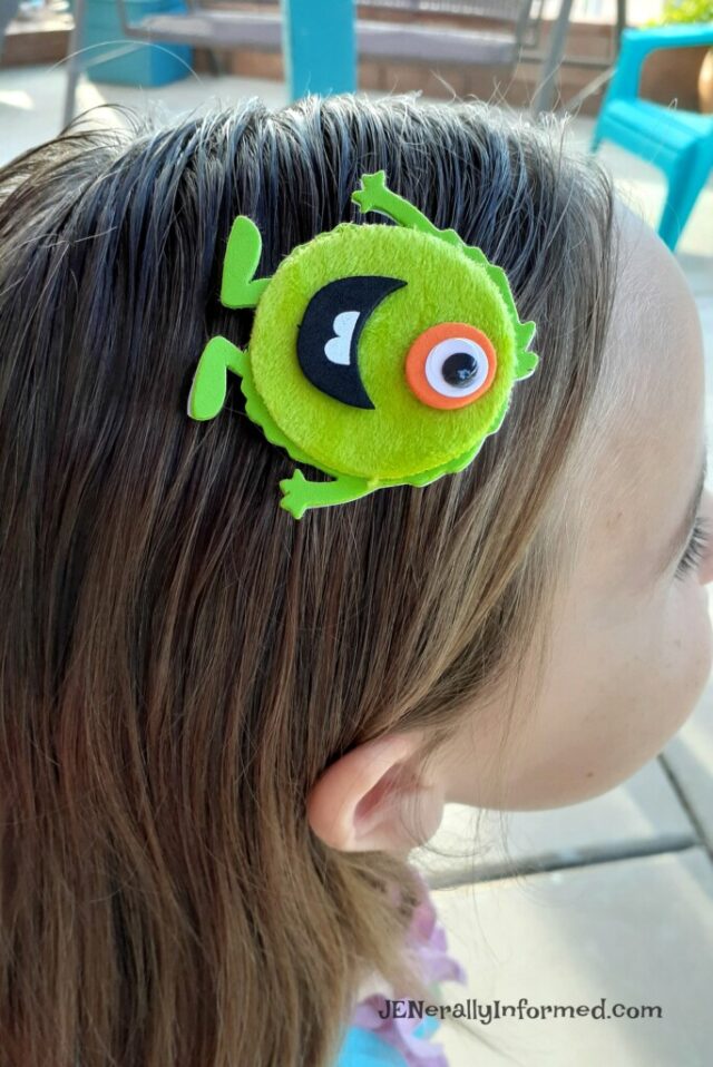 Spooky Halloween hair accessories! Easily make your own fuzzy monster hair clips.