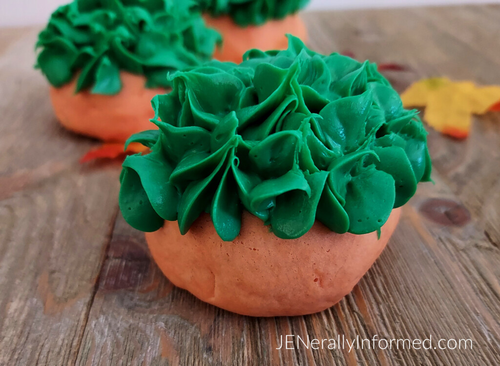 Do you love all things pumpkin? Then you are going to want to try these easy to make sugar cookies that look like pumpkins!