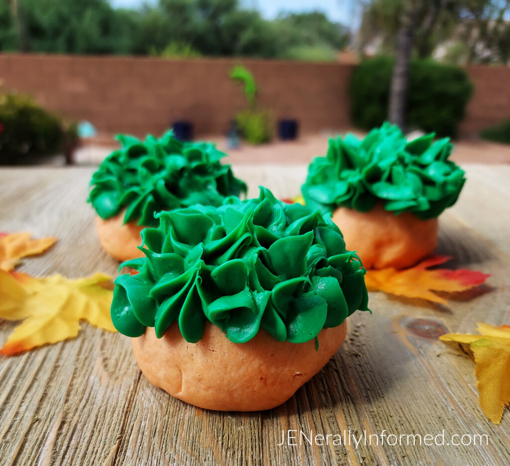Do you love all things pumpkin? Then you are going to want to try these easy to make sugar cookies that look like pumpkins!