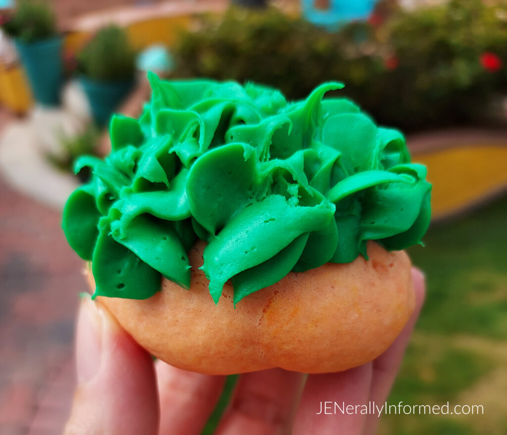 Do you love all things pumpkin? Then you are going to want to try these easy-to-make sugar cookies that look like pumpkins! #baking #fall #easy desserts #desserts