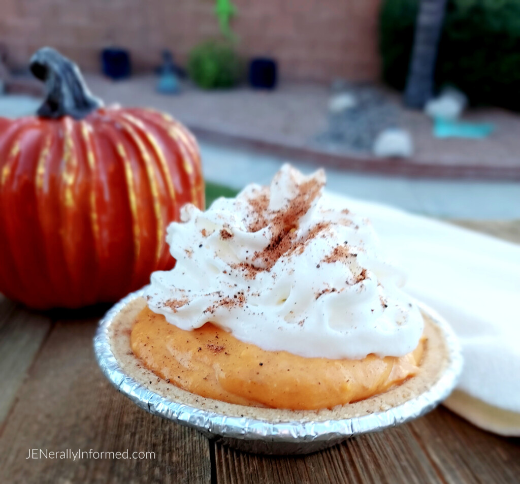 Make these deliciously easy mini pumpkin graham cracker cheesecakes in less than an hour! #pumpkin #desserts #recipes