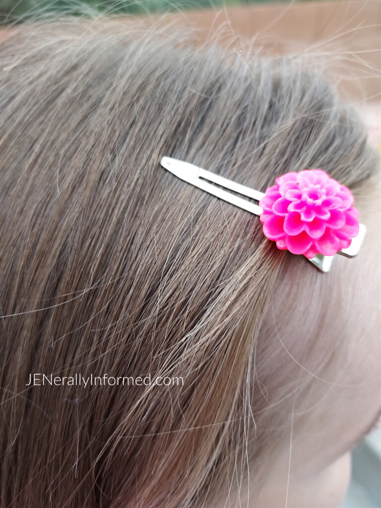 Here's how to DIY your own super easy-to-make, adorable flower barrettes in less than 5 minutes! #hair #beauty #kidscrafts #hairaccessories