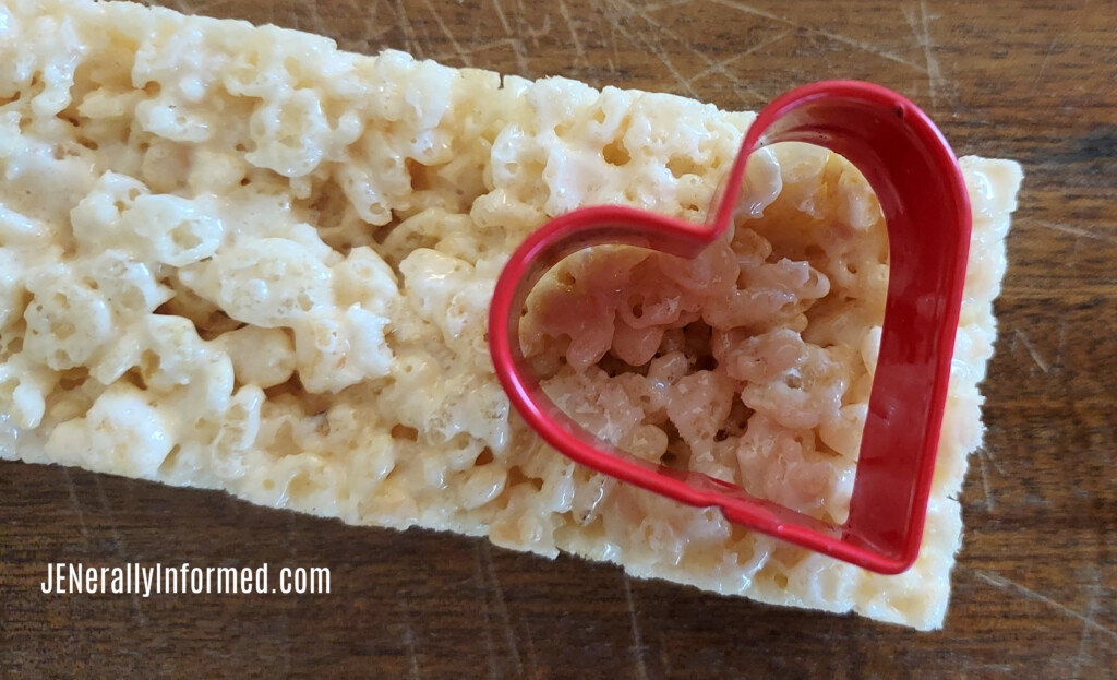Here's how to make your own Mini Rice Krispie Valentine Hearts in less than 10 minutes! #valentinesrecipes #easy recipes #desserts