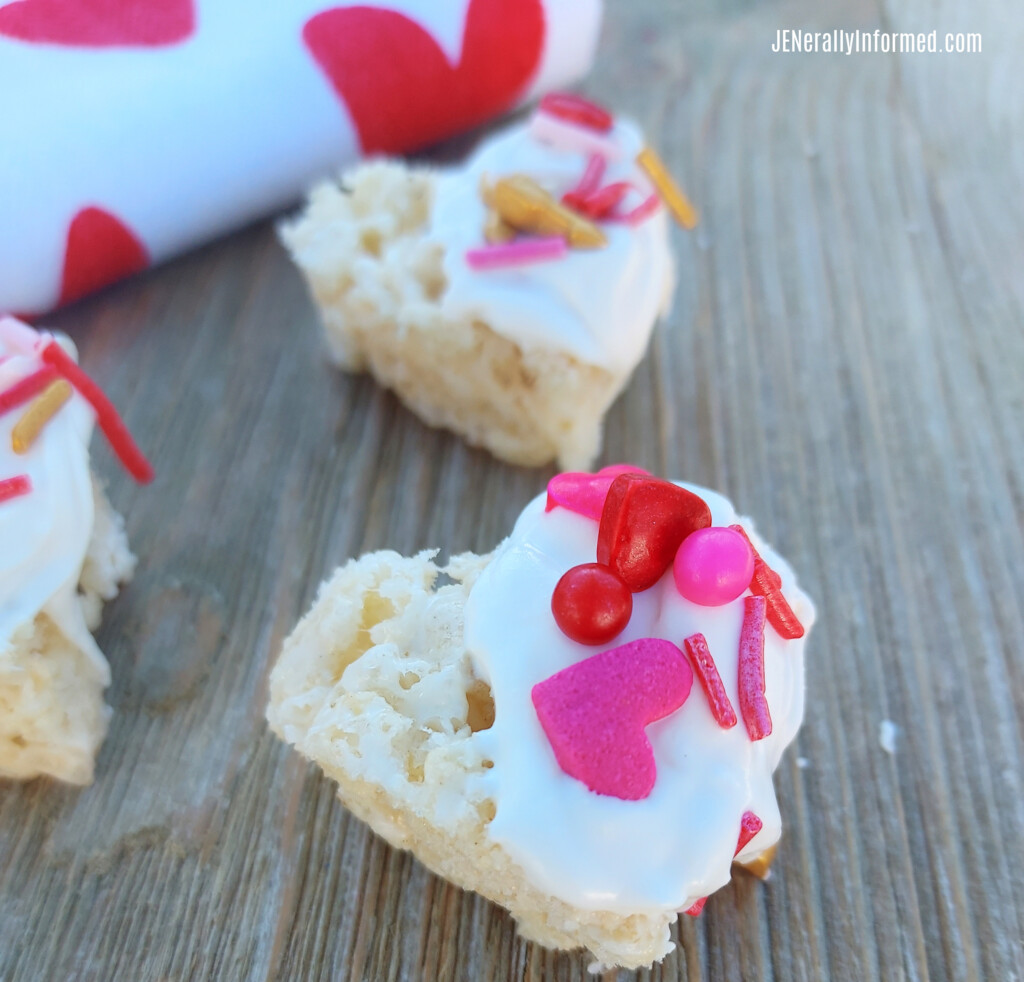 Here's how to make your own Mini Rice Krispie Valentine Hearts in less than 10 minutes! #valentinesrecipes #easy recipes #desserts