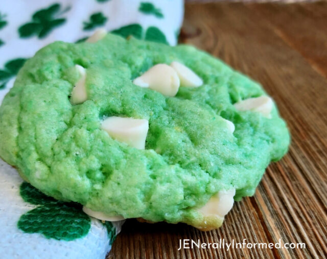 Try your luck with these delicious and easy-to-make Pistachio White Chocolate Chip Cookies! #StPatricksday #baking #cookies