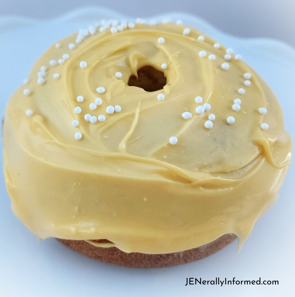 Learn how to make these delicious banana cream-flavored donuts in less than 30 minutes! #donuts #recipes #baking