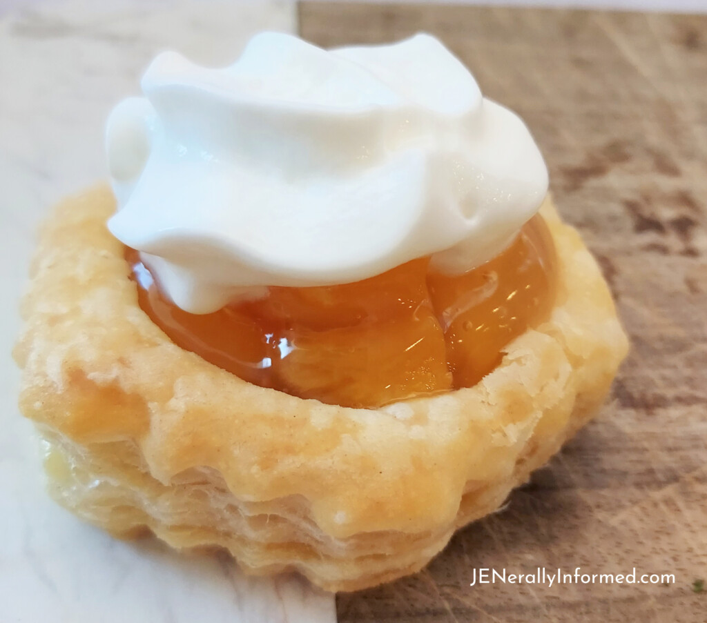 Easy to make Mini Peach Pie Pasty Puffs. With only three simple ingredients you can have delicious pies in less than 15 minutes!