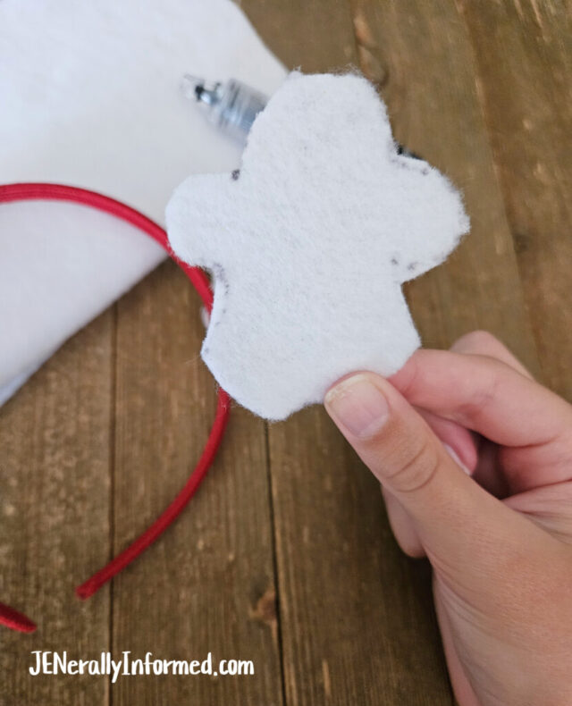 Kid-friendly Halloween craft idea! Make your own ghost headband in less than 15 minutes! #halloween #crafting #kidcrafts