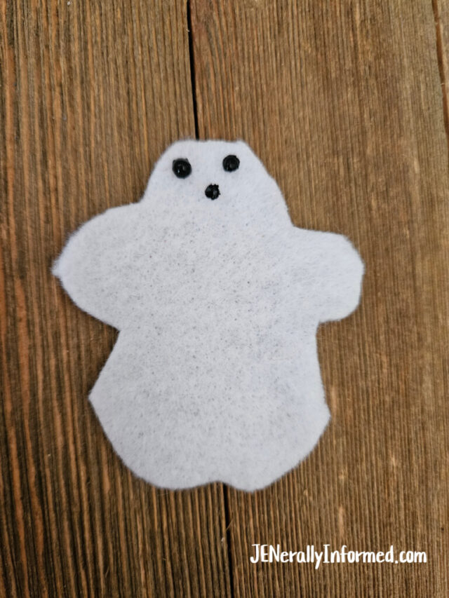 Kid-friendly Halloween craft idea! Make your own ghost headband in less than 15 minutes! #halloween #crafting #kidcrafts