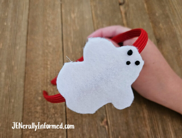 Kid-friendly Halloween craft idea! Make your own ghost headband in less than 15 minutes! #halloween #crafting #kidcrafts