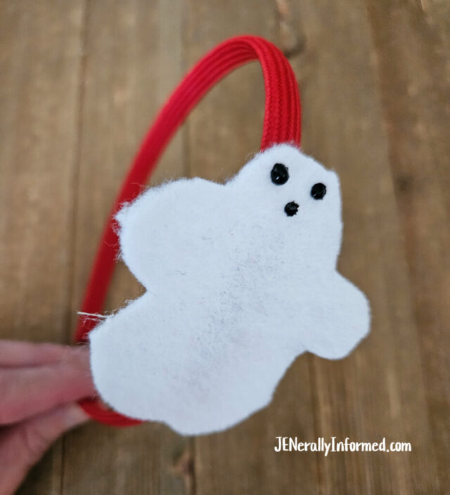 Kid-friendly Halloween craft idea! Make your own ghost headband in less than 15 minutes! #halloween #crafting #kidcrafts