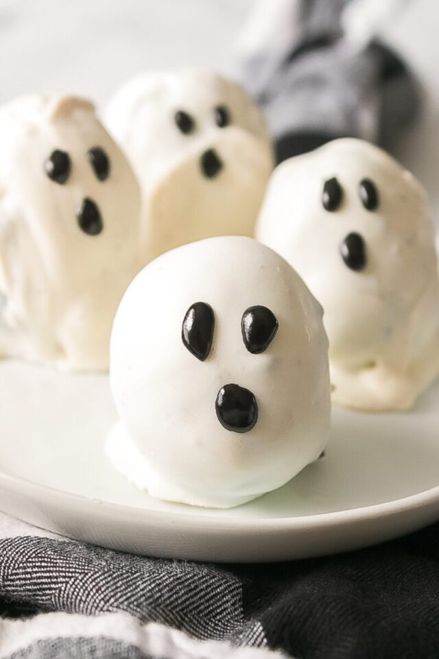 Spooky Oreo Balls from The Wooden Spoon Effect.