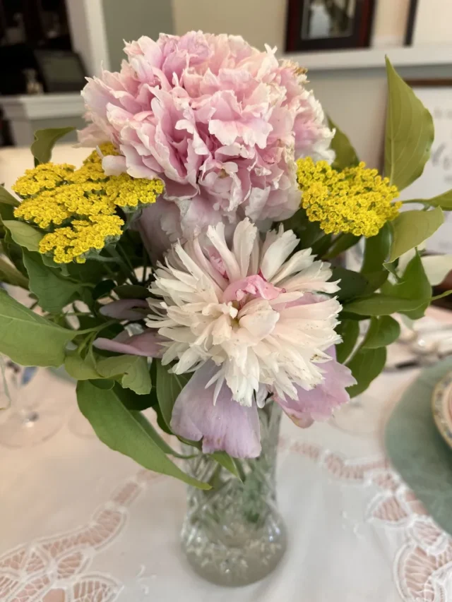 Mother’s Day Table Setting from Thrifting Wonderland.