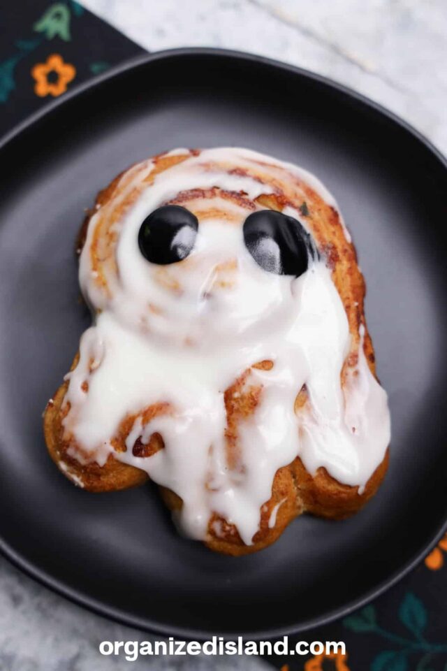 Cute and Quick Cinnamon Roll Ghosts from Organized Island.